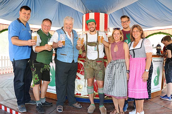 Bierprobe an der "Sports" Karussellbar unter neuer Leitung. Exklusivausschank der ersten Unterhachinger Brauerei "Rammlerbräu"  (©Foto: Martin Schmitz)
